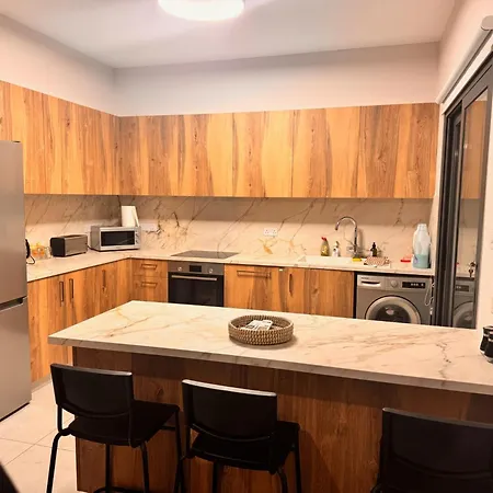 Niko's Modern Family Near The Semesterbostad