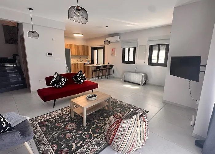 Niko's Modern Family Near The Semesterbostad