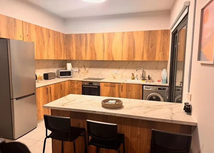 Niko's Modern Family Near The Semesterbostad